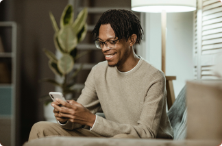 Homem negro feliz digitando em seu celular